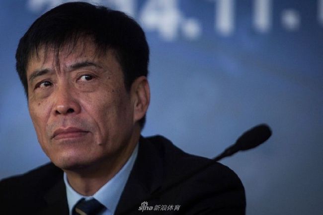 美女扒开尿口让男生插